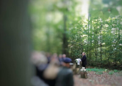 Manuela Keim hällt freue Trauerrede im Friedwald Wangen